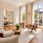 Avenue Des Champs-Elysees, Appartement D\'Exception